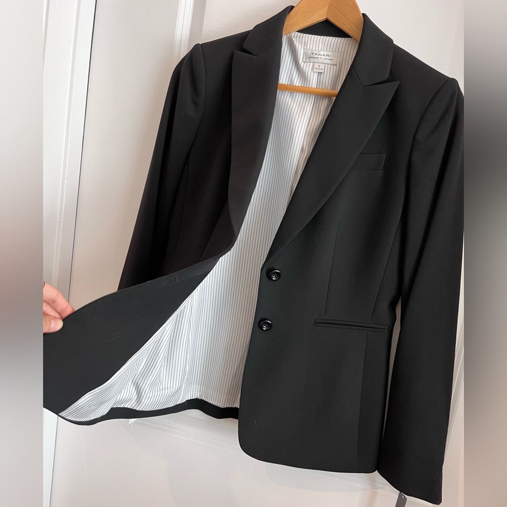 Tahari women’s blazer brand new in black size 2